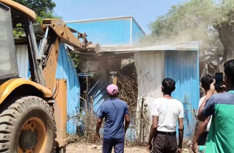 जिला प्रशासन द्वारा अतिक्रमण हटाने की गई कार्रवाई की गई