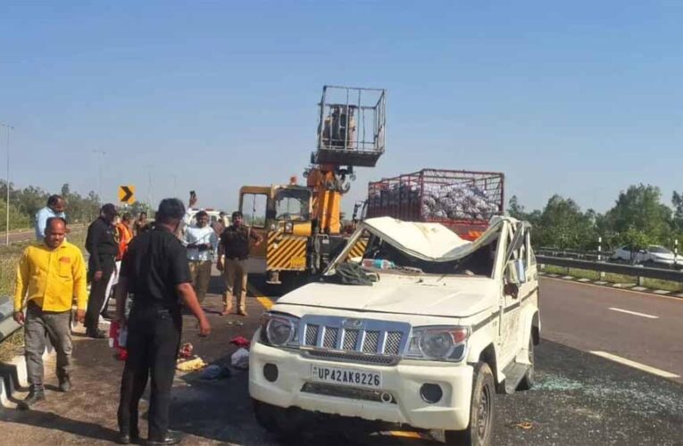 पूर्वांचल एक्सप्रेसवे पर दर्दनाक हादसा: तेज रफ्तार बोलेरो पलटी, तीन की मौत