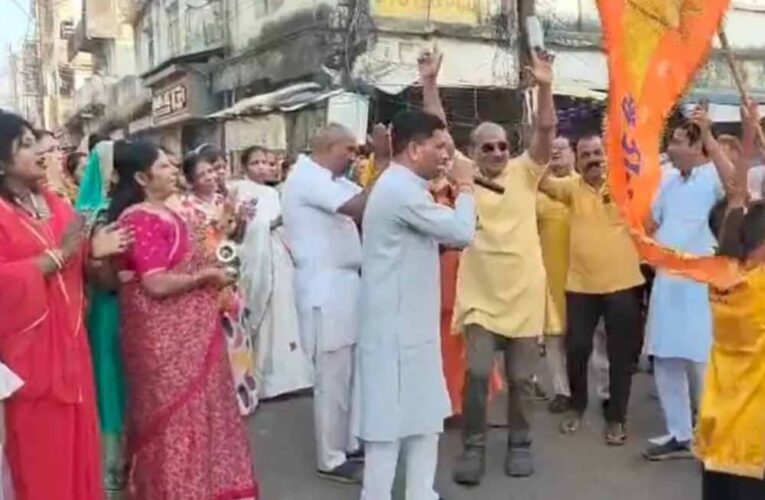 चैत्र नवरात्र पर मनेन्द्रगढ़ में भक्ति की बयार: प्रभात फेरी में उमड़ रहा श्रद्धालुओं का सैलाब