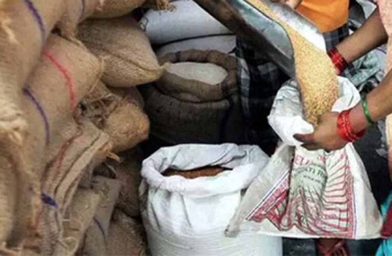 गरीबों के राशन में गड़बड़ी पर प्रशासन सख्त, दो संचालकों को हटाया