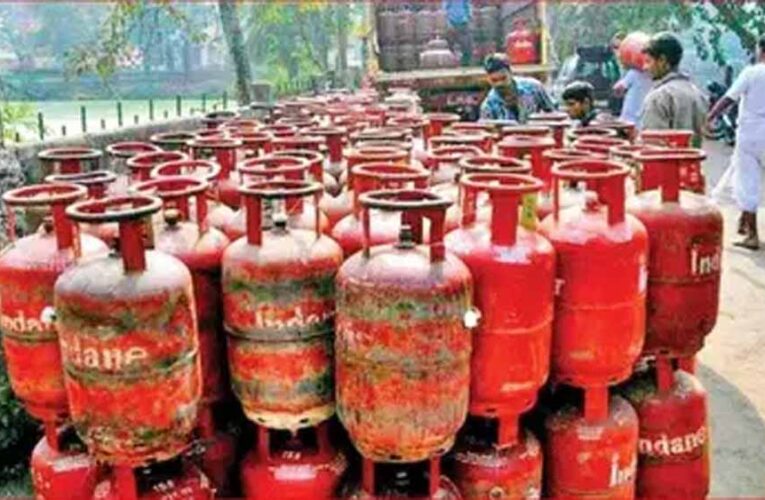 गैस एजेंसी पर छापा: जांच में गड़बड़ी उजागर, 961 भरे-खाली सिलेंडर जब्त