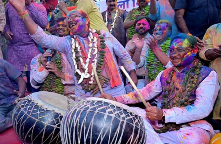 CM साय ने रायपुर प्रेस क्लब में पत्रकारों के साथ खेली होली, आपसी प्रेम और सद्भाव का दिया सन्देश