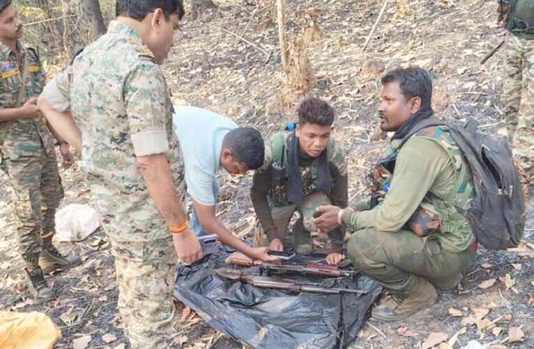छत्तीसगढ़ के जंगल में नक्सलियों का हथियारों का जखीरा बरामद, AK-47 और इंसास रायफल जब्त