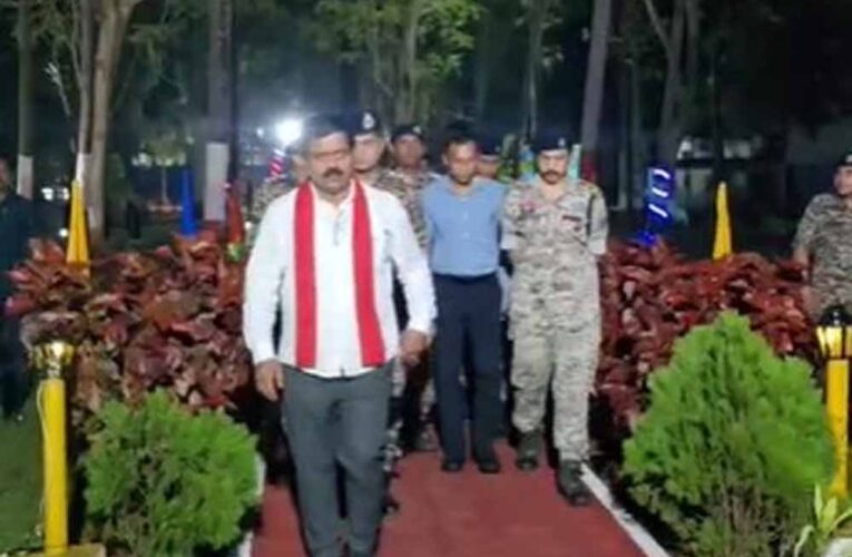 रात में बस्तर के CRPF कैंप पहुंचे गृहमंत्री विजय शर्मा, जोखिम भरे सड़क सफर के बीच किया दौरा