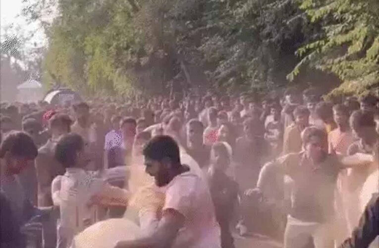 केंद्रीय विश्वविद्यालय में होली मिलन में भिड़े छात्र, तेज साउंड बजाने पर जमकर चले लात-घूंसे