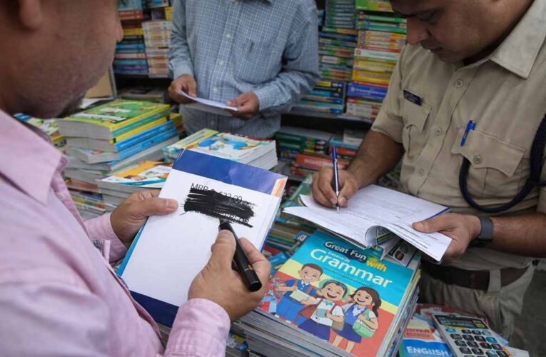MRP से छेड़छाड़ का खेल: किताबों पर स्याही पोतकर महंगी बिक्री, स्कूल-दुकानदार पर कार्रवाई