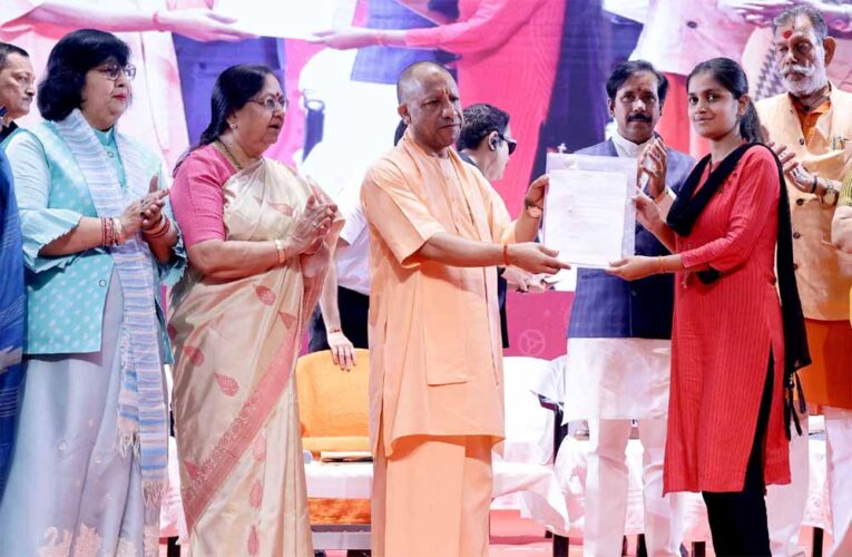 सीएम ने मासूम बच्ची को जैसे ही गोद में लिया, मंच से गूंजा ‘बेटियां अब सुरक्षित हाथों में हैं’