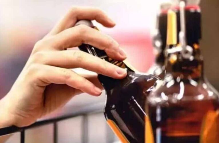 शराबियों के लिए खुशखबरी! होली पर दिल्ली में नहीं रहेगा ड्राई डे, 4 मार्च को खुलेंगी शराब की दुकानें