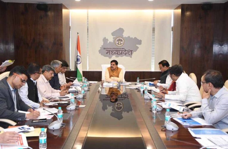 जल गंगा संवर्धन अभियान विकास का आधार और भावी पीढ़ियों के भविष्य को सुरक्षित रखने का प्रयास : मुख्यमंत्री डॉ. यादव  अभियान में ग्राम स्तर तक जनभागीदारी को प्रोत्साहित करना आवश्यक जल संरचनाओं के जलग्रहण क्षेत्र पर अतिक्रमण के‍विरूद्ध की जाए कार्यवाही