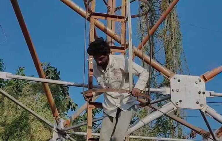 खंडवा में हाईवोल्टेज ड्रामा: पत्नी को बुलाने की जिद में 300 फीट टावर पर चढ़ा पति, पुलिस के छूटे पसीने