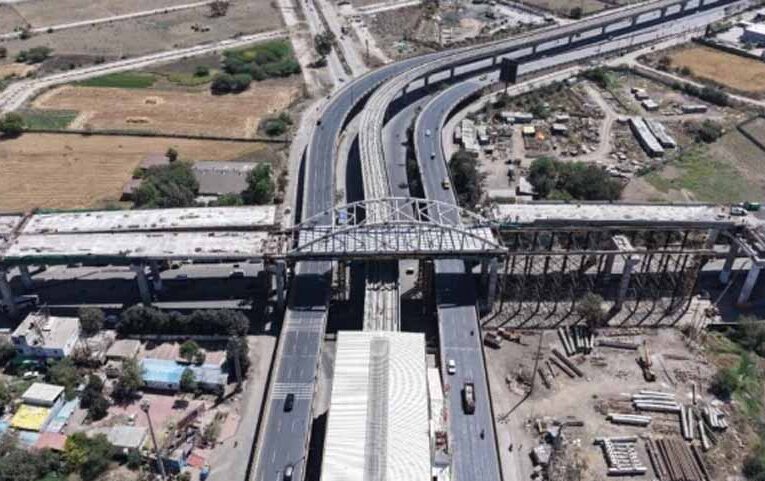 इंदौर में इंजीनियरिंग का कमाल: 23 मीटर ऊंचाई पर 400 टन का स्टील गर्डर लॉन्च, 12 घंटे में पूरा हुआ काम