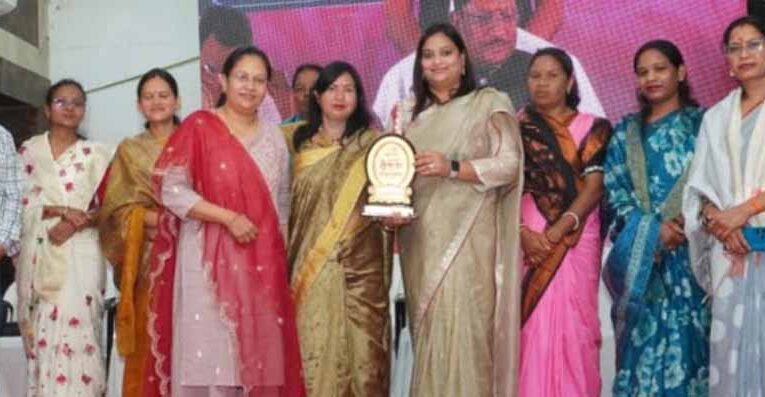 अंतरराष्ट्रीय महिला दिवस पर आंगनबाड़ी कार्यकर्ता, बिहान योजना व अन्य विधा से जुड़ी महिलाओं का सम्मान