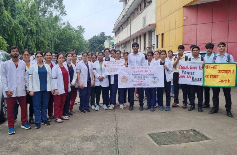 MP के मेडिकल कॉलेजों में 8 हजार डॉक्टर्स हड़ताल पर, स्टापेंड संशोधन लागू न होने पर  प्रदर्शन से इलाज ठप