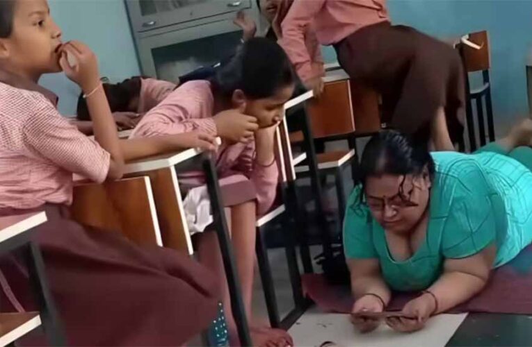 चित्रकूट में छात्राओं से मालिश कराते दिखीं हेडमास्टर, क्लासरूम में ‘मैडम’ की सेवा’ पर भड़के पैरेंट्स