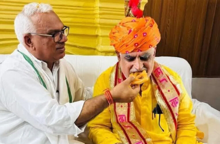 डीग में दिखा राजनीति का मीठा चेहरा और जवाहर सिंह बेढम ने झाबर सिंह खर्रा को खिलाया ब्रज का मशहूर जलेबा