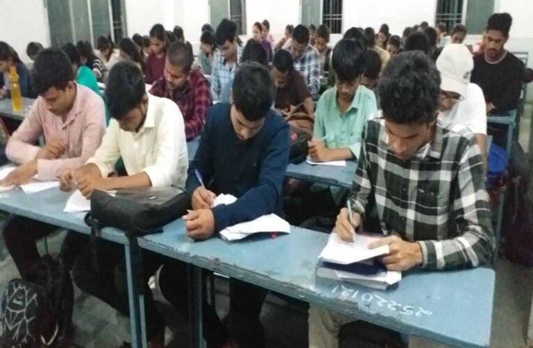 बाड़मेर का अनोखा मॉडल: फ्री कोचिंग के साथ मोबाइल बैन, कम खर्च में कोटा जैसी पढ़ाई