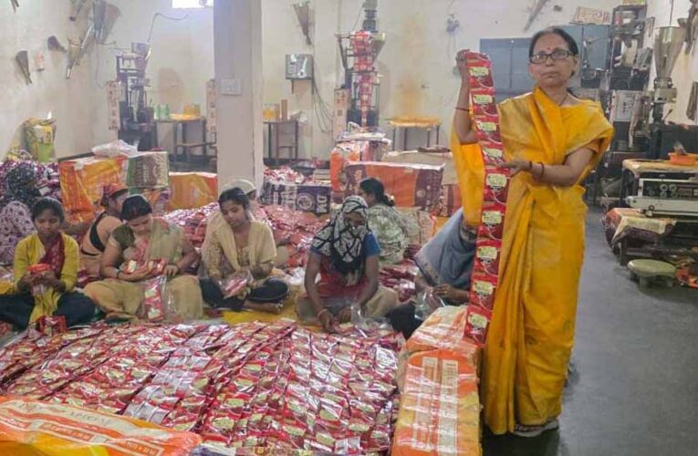 नारी शक्ति से औद्योगिक प्रगतिः पूनम जायसवाल ने 20 महिलाओं को दिया रोजगार, बनीं आत्मनिर्भरता की मिसाल