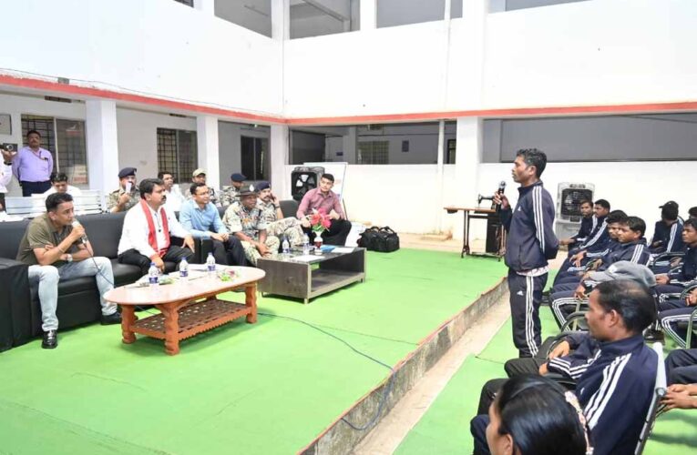 उपमुख्यमंत्री  विजय शर्मा ने पुनर्वास केंद्र दंतेवाड़ा में युवाओं से की मुलाकात