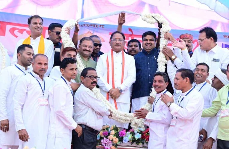 मुख्यमंत्री  विष्णु देव साय कबीर मठ आश्रम में आयोजित अखिल भारतीय सद्गुरु कबीर संत सम्मेलन में हुए शामिल