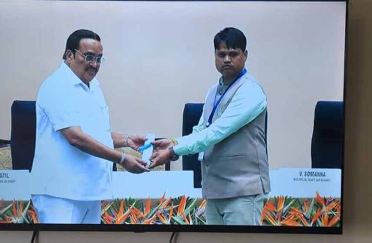 केंद्रीय मंत्री  पाटिल ने नई दिल्ली में मुगलिया हाट के सरपंच  मारण को किया सम्मानित