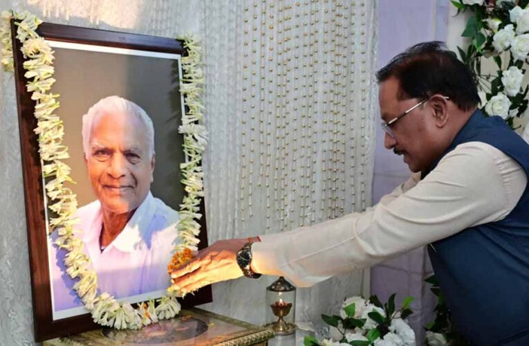 मुख्यमंत्री  विष्णुदेव साय ने लोकतंत्र सेनानी स्वर्गीय महावीर प्रसाद जैन को दी श्रद्धांजलि