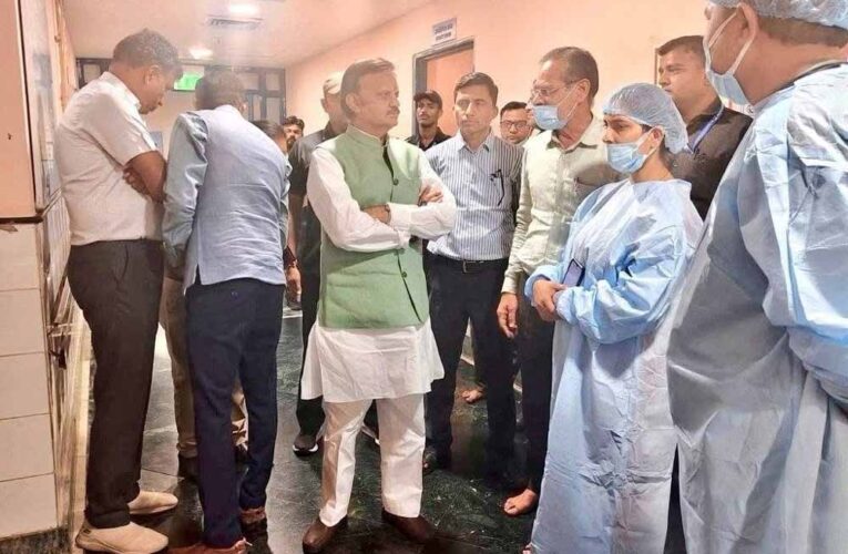 उप मुख्यमंत्री  शुक्ल ने एम्स भोपाल में उपचाररत मरीजों एवं उनके परिजनों से मिलकर कुशलक्षेम लिया