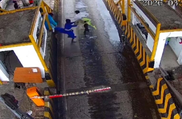 सिवनी NH-44 पर बवाल: गाड़ी रोकने पर निहंग सिखों ने टोलकर्मियों को तलवार की मूठ और डंडों से पीटा