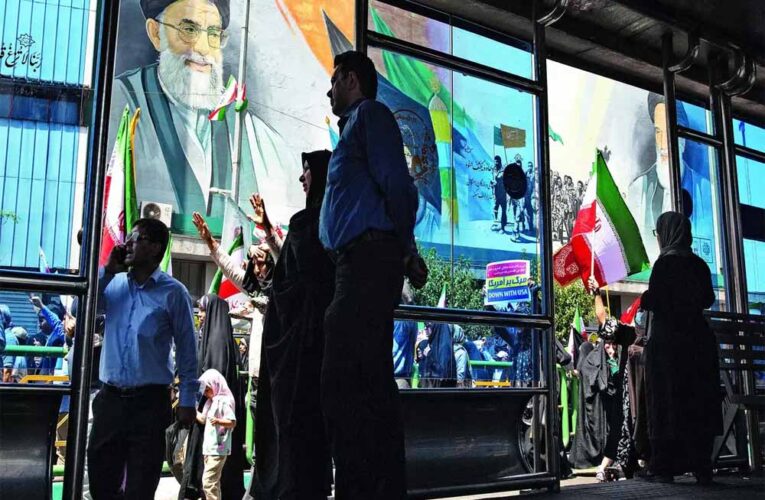 ईरान के सुप्रीम लीडर का चुनाव करेगी शिया समिति, सशस्त्र बलों का कमांडर सहित मिलती हैं पावर