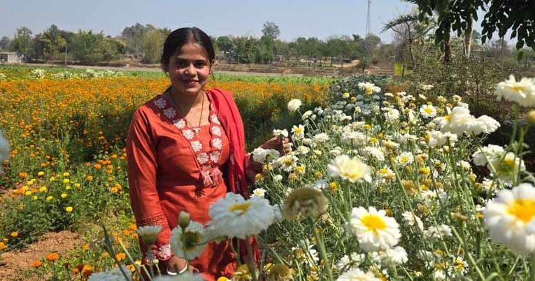 बिहान योजना से खिला रत्ना का भविष्य, फूलों की खेती से बनीं सफल उद्यमी