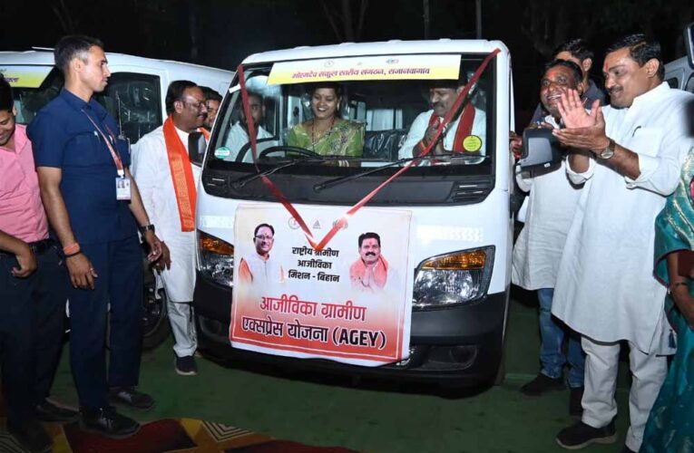 कबीरधाम में ‘दीदियों’ ने संभाली स्टीयरिंग, उपमुख्यमंत्री  शर्मा बने पैसेंजर