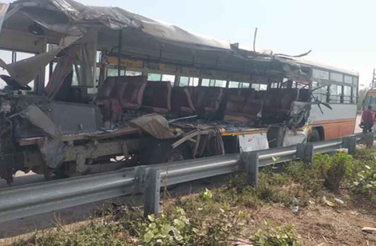 यूपी में दर्दनाक हादसा: उन्नाव एक्सप्रेसवे पर खड़े ट्रक से टकराई बस, 3 की मौत, 31 घायल