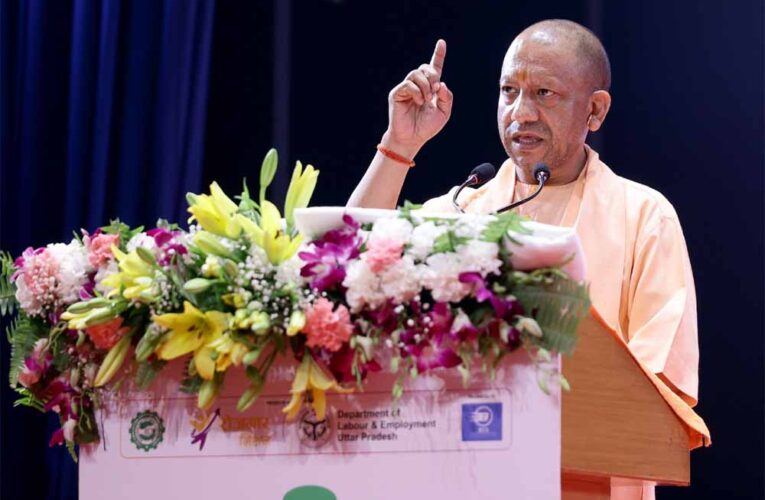 महिला दिवस पर सीएम योगी का तोहफा, 3 लाख से अधिक आंगनबाड़ी कार्यकत्रियों को आयुष्मान कार्ड का सुरक्षा कवच