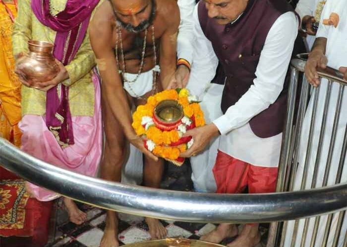 मुख्यमंत्री डॉ. यादव ने ममलेश्वर में जलाभिषेक एवं पूजन किया