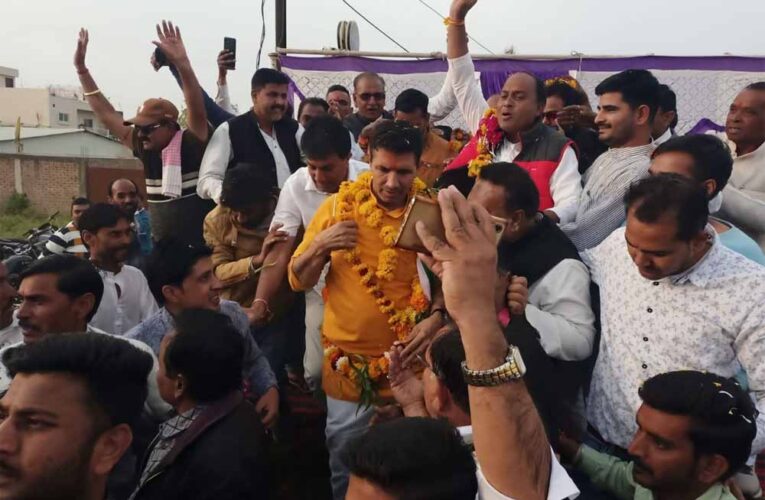 होली के रंग में कांग्रेसी नेता: जीतू पटवारी ने दिग्विजय सिंह को लगाया गुलाल, मस्ती का माहौल