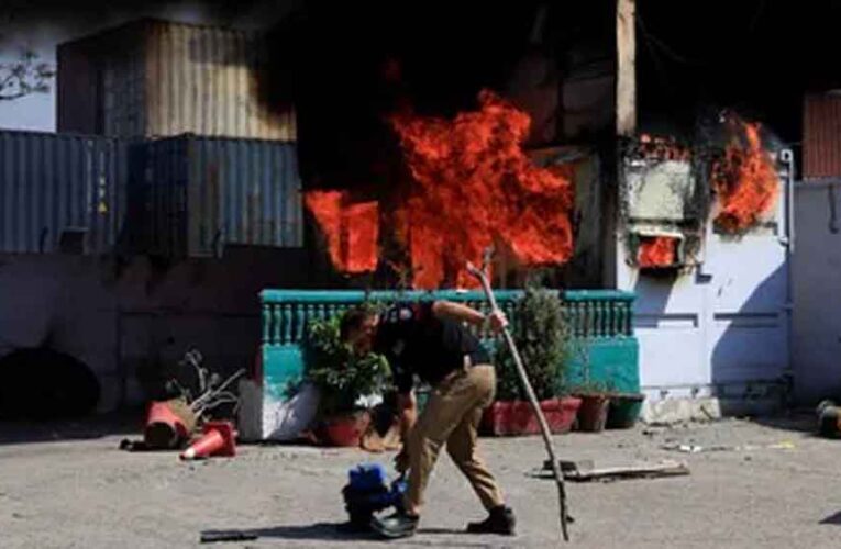 खामेनेई की मौत की खबर पर भड़के पाकिस्तानी, दूतावास के बाहर हंगामा; अमेरिकी सैनिकों की फायरिंग में 8 ढेर