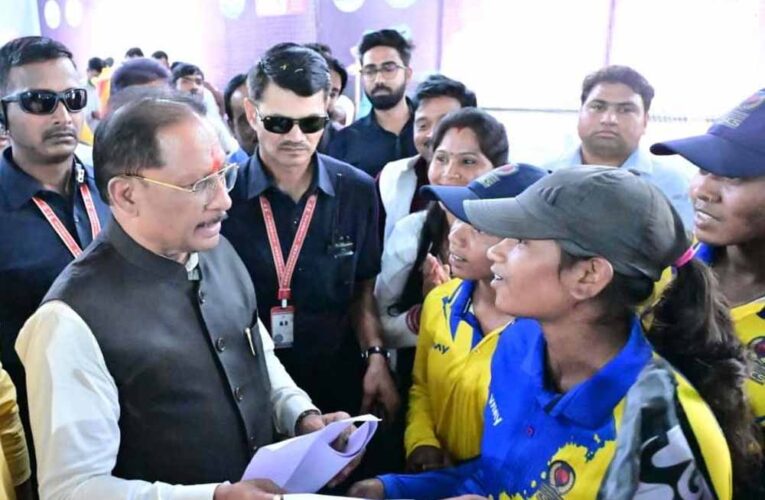 इचकेला की बेटियों ने क्रिकेट में रचा इतिहास, मुख्यमंत्री साय ने किया सम्मानित, किट देकर बढ़ाया हौसला