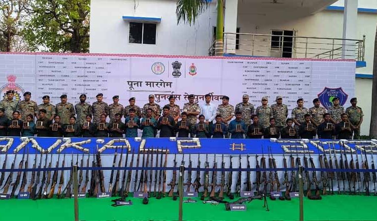 बस्तर में लाल आतंक पर बड़ा वार: 5 जिलों में 35 माओवादियों ने किया सरेंडर, करोड़ों के हथियार जब्त