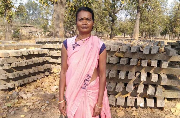 पोल निर्माण कार्य से आत्मनिर्भर बनीं सेमरिहा की फूलमती सिंह मेहनत और आत्मविश्वास से बदली तकदीर