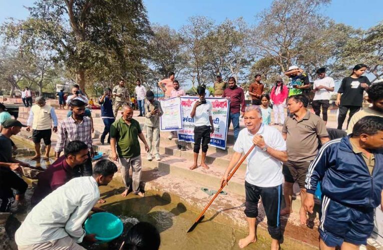 मंत्री परमार ने चित्रकूट स्थित पंचवटी घाट पर किया श्रमदान