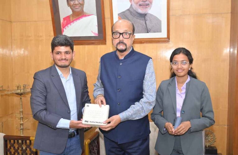 राज्यपाल  डेका से यूनीसेफ के इमेजिन वेंचर के प्रथम भारतीय पुरस्कार विजेता ने की सौजन्य भें