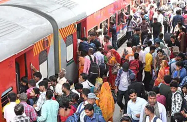 3 मिनट में 300 वेटिंग, 10 मिनट में फुल! इन ट्रेनों में टिकट के लिए मची जबरदस्त होड़