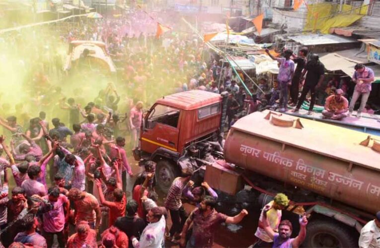 उज्जैन में रंग पंचमी की गेर के दौरान पटाखा फटा, मची अफरातफरी; 5 लोग घायल, बड़ा हादसा टला