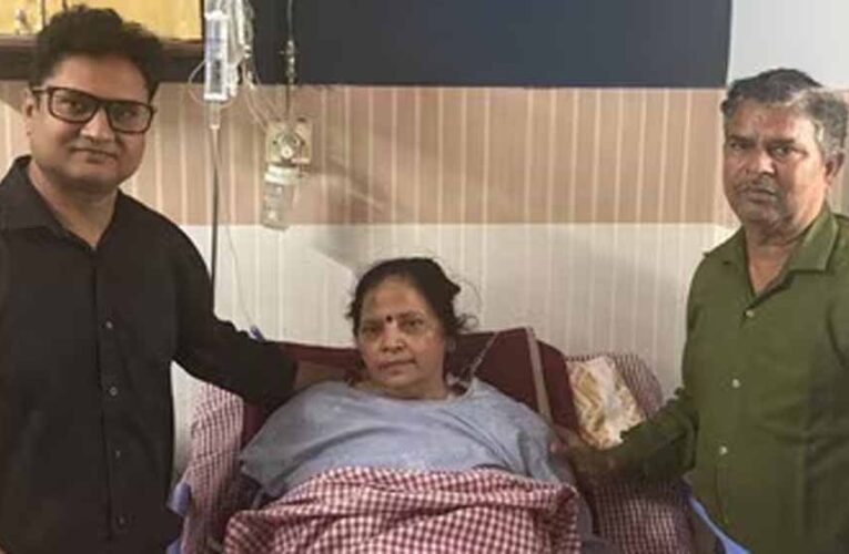 सड़क के गड्ढे ने किया चमत्कार! मृत घोषित महिला की गाड़ी के झटके से लौट आई सांसें