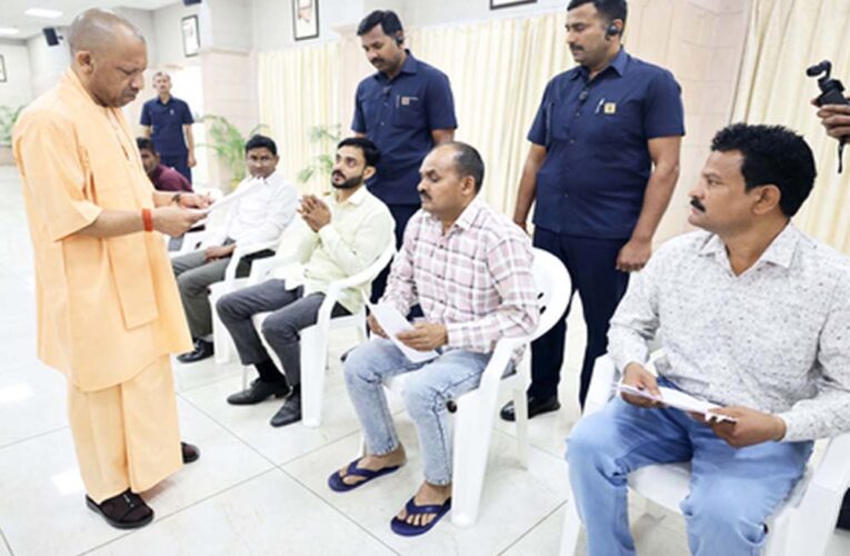 देशसेवा करें निडर होकर, परिवार की जिम्मेदारी हमारी: सीएम योगी का भरोसा