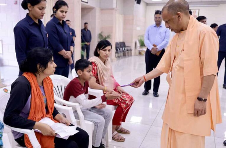 जनता दर्शन में सीएम की सीख: बच्चे से पूछा पढ़ाई का हाल, बोले- किताबों से दोस्ती करो, सोशल मीडिया कम चलाओ