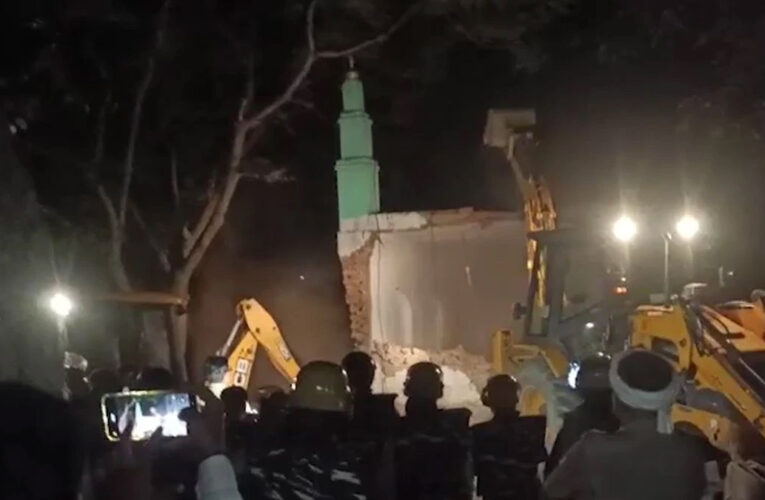 बुलडोजर कार्रवाई, लखनऊ के बीकेटी में सरकारी जमीन पर बनी मस्जिद को प्रशासन ने ढहाया