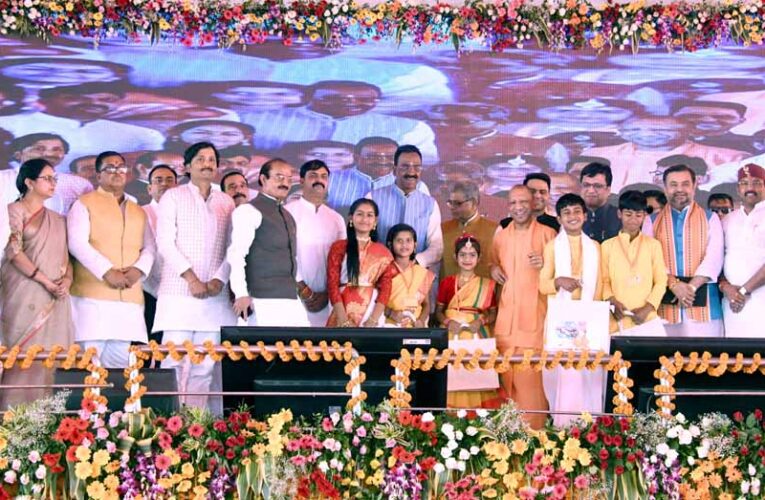 लखीमपुर में CM योगी का बड़ा ऐलान: 331 विस्थापित हिंदू परिवारों को भूमि अधिकार, 417 करोड़ की परियोजनाओं की सौगात