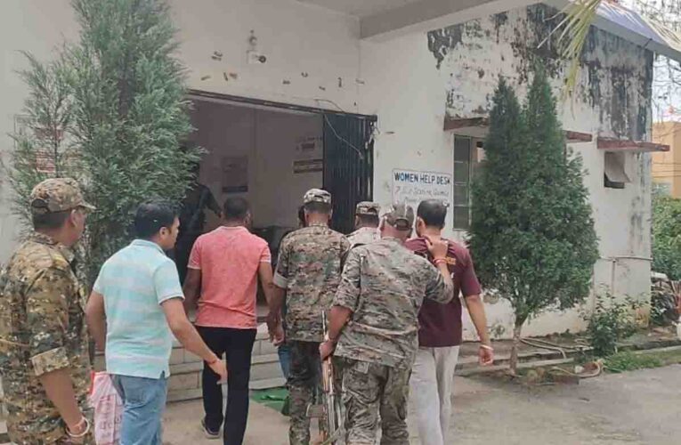 गुमला में नशे के सौदागरों पर पुलिस का सर्जिकल स्ट्राइक, होटलों और ढाबों से भारी मात्रा में अफीम-गांजा बरामद