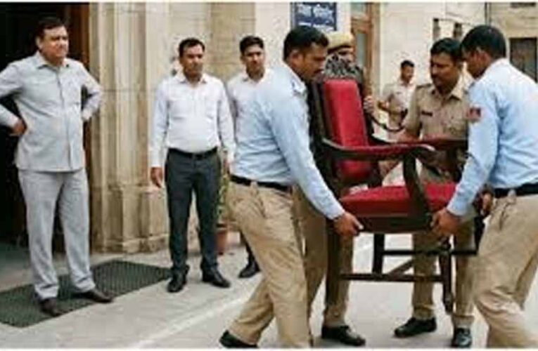 करौली कलेक्ट्रेट में कोर्ट की कार्रवाई, अधिकारी की कुर्सी तक कुर्क