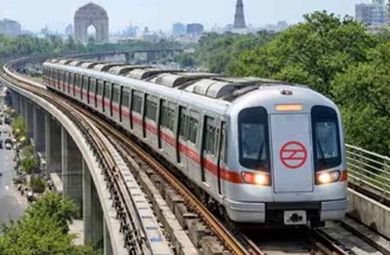 दिल्ली मेट्रो में सिग्नल फेल, हौज खास- बोटैनिकल गार्डन ट्रेन 129 मिनट से रुकी